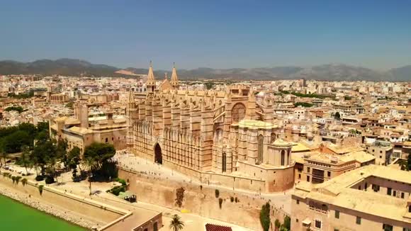 马尔马市圣玛丽亚大教堂马略卡空中城市景观与美丽的建筑阳光明媚的夏日视频的预览图