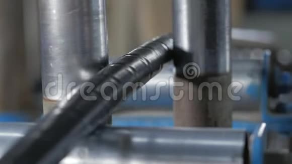 生产电缆的工厂用护套覆盖铜电缆视频的预览图