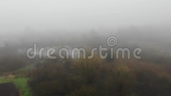 秋天的薄雾日哈泽雾笼罩着地形天气情况季节秋天的自然4K飞机视频的预览图