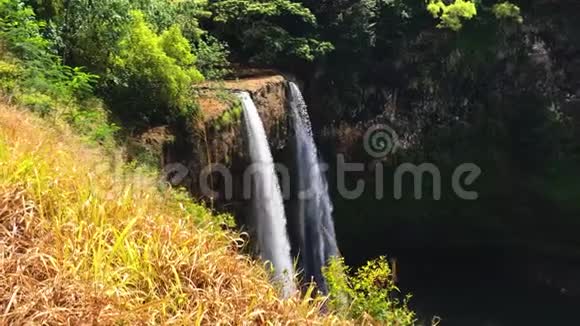 怀卢亚瀑布是一个美丽的瀑布位于夏威夷的太平洋岛屿考艾岛这是一个非常美丽的地方参观哟视频的预览图