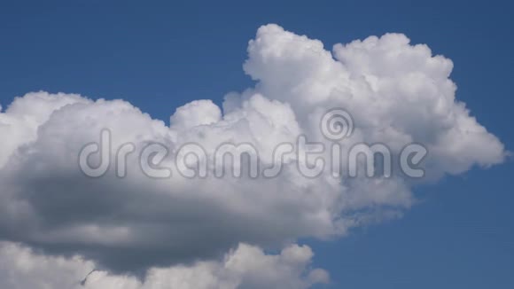 蓝天上一片白色的大雷云夕阳下的风暴热带云4KUHD快速射击预期视频的预览图