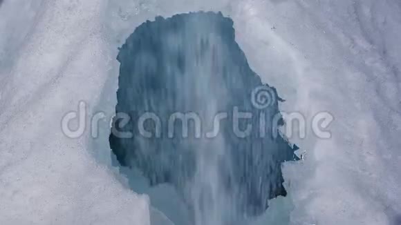 水滴喷雾冰洞瀑布水视频的预览图