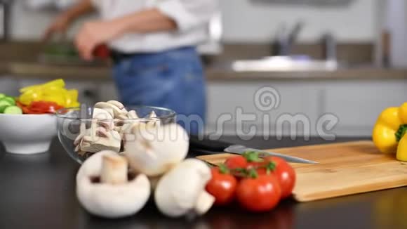 女人慢慢地在厨房的切板上切西葫芦视频的预览图