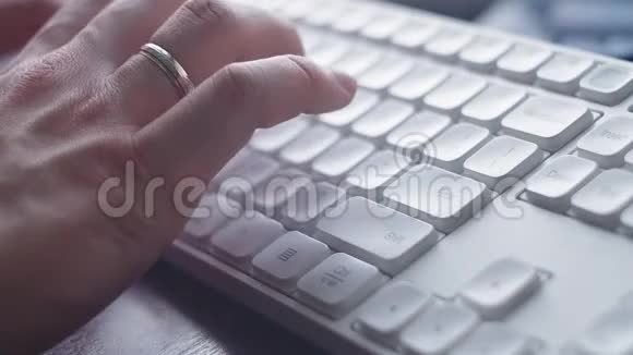 商务人士手打字笔记本电脑键盘商务4K手触摸打字指向云数据社交网络媒体视频的预览图