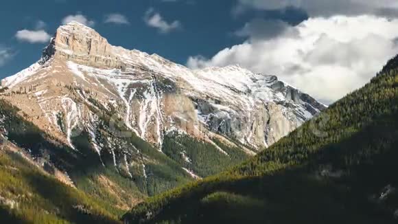 加拿大落基山脉的时间流逝春天在艾伯塔省的班夫国家公园加拿大落基山脉视频的预览图