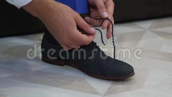 人的双手系鞋带商人早上穿衣服上班慢动作漂亮时髦的鞋子视频的预览图