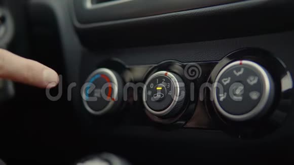 男人用按钮启动汽车视频的预览图