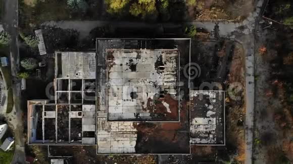 废弃的设施建筑建筑和重工业衰落和破坏的主题空中无人机视野视频的预览图