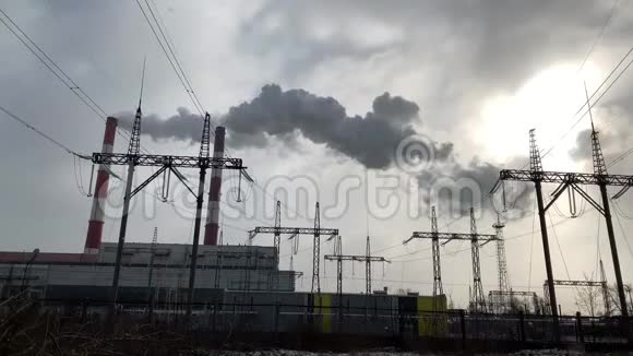 从工业烟囱冒出来的烟映衬着蓝天城市环境中工厂烟囱排放的烟雾概念环境政策视频的预览图