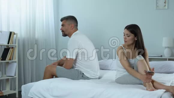 不信任的妻子查配偶手机寻求嫉妒的原因婚姻视频的预览图