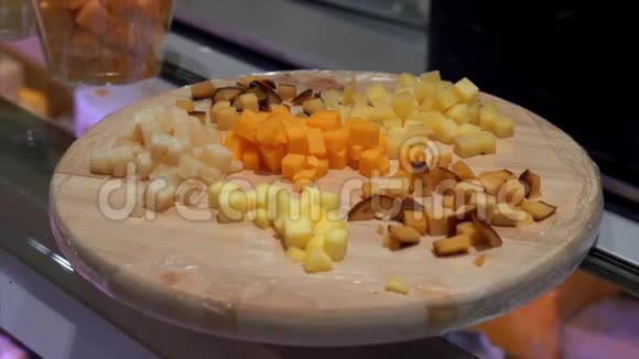 从超市的木制餐盘中取出奶酪视频的预览图