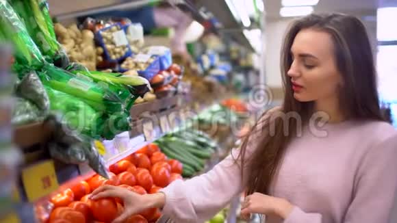 一个女人在超市买西红柿视频的预览图