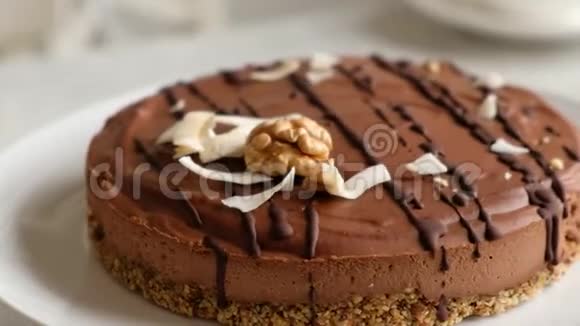 自制巧克力纯素蛋糕旋转健康甜点由椰奶黄油腰果可可核桃视频的预览图