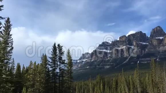 城堡山是加拿大落基山脉班夫国家公园最受欢迎和拍照的地方之一旅行艾伯塔省视频的预览图