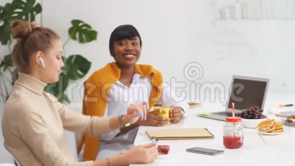 业余时间休闲商务团队休息时坐在桌子上的俯视图视频的预览图