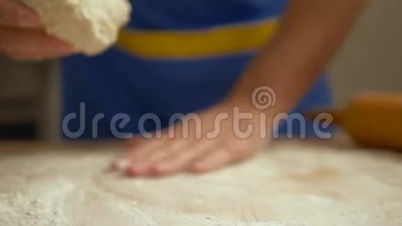 面包师在桌子上用面粉揉面团深度聚焦视频的预览图