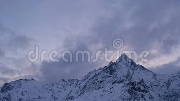 挪威日落时鹰飞过尖山的无人机视频冬季鸟瞰鹰视频的预览图