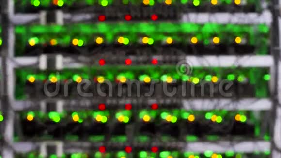 大型有线互联网数据中心存储站在机架上的ASIC矿工在服务器机房挖掘比特币加密货币开采视频的预览图