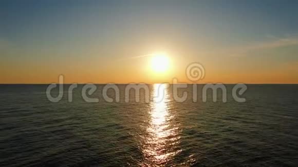 鸟瞰海上黄金时间日落美丽的橙色太阳落在地平线上视频的预览图