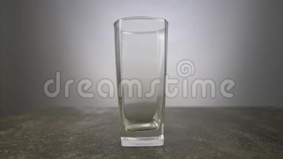 葡萄汁在浅色背景下倒入玻璃杯中桌上摆着一杯红色饮料的新鲜鸡尾酒视频的预览图