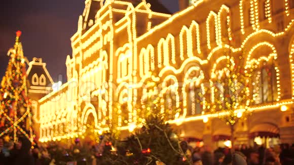 俄罗斯莫斯科红场上热闹的新年和圣诞集市视频的预览图