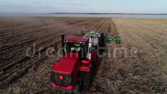 拖拉机或农业机械在农业农场的农村工作视频的预览图