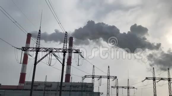 从工业烟囱冒出来的烟映衬着蓝天城市环境中工厂烟囱排放的烟雾概念环境政策视频的预览图