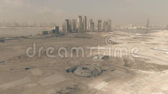 以迪拜天际线为背景的最高摩天大楼地基的空中拍摄阿联酋视频的预览图