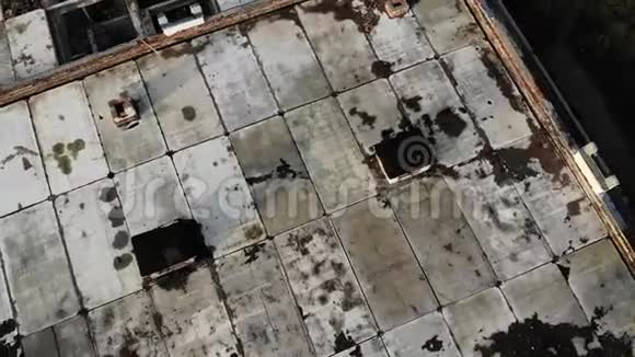 旧废弃工业建筑屋顶以上空中无人机视野视频的预览图