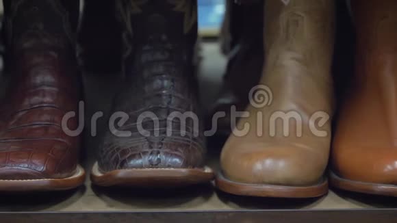 牛仔靴在商店的货架上对齐特写视频的预览图