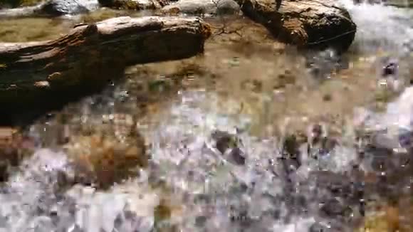 纯净的水在石头之间流动强大的山河流近在咫尺视频的预览图