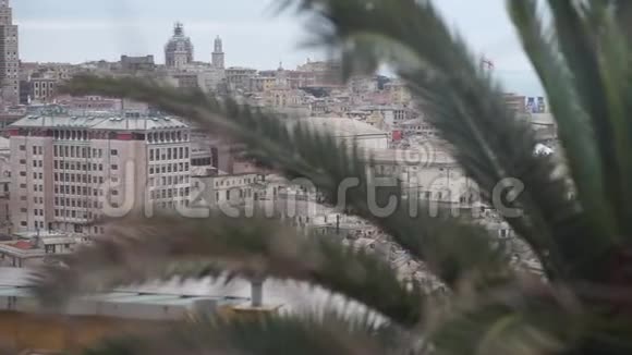 从最高的角度鸟瞰热那亚市视频的预览图