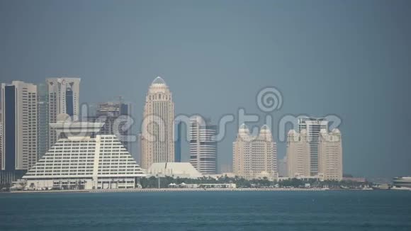 多哈现代天际线全景卡塔尔晴天视频的预览图