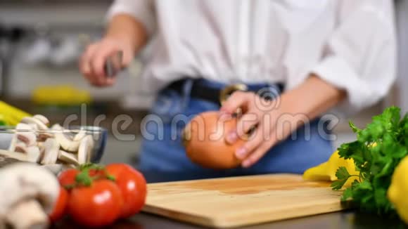 女人在厨房里剥洋葱视频的预览图