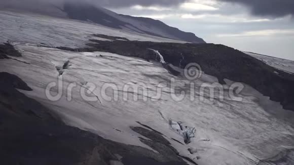 美丽的景观与冰川的Fimvorduhals小径夏季阳光明媚的一天冰岛视频的预览图