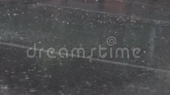 意大利古老传统小镇街道上的雨天视频的预览图