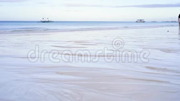 早上在天堂海滩上白沙清澈的水慢动作沉默菲律宾长滩岛白沙滩视频的预览图