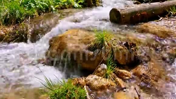 早晨看岩石河水流湍急波光粼粼视频的预览图