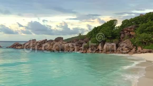印度洋上的塞舌尔岛景观LaDigue美丽的蓝色海洋有海浪沙滩和热带绿色森林视频的预览图