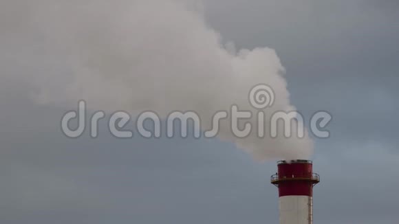 发电厂的烟囱冒出的烟视频的预览图