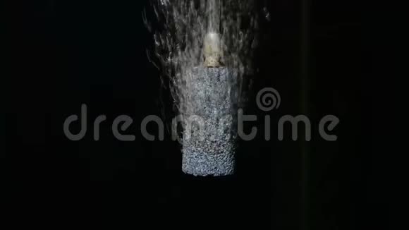 砂石头带氧气气泡视频的预览图