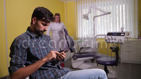 客户使用电话等待牙医预约视频的预览图