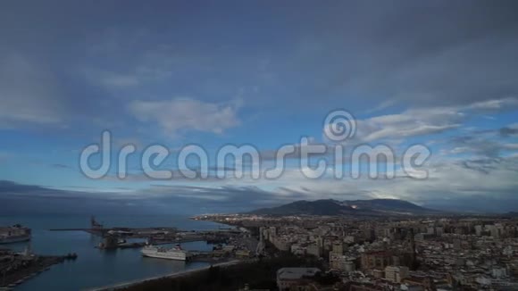 从山顶俯瞰马拉加城市景观和港口全景视频的预览图