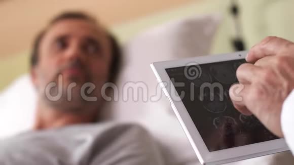 医生在平板电脑上观察病人脑部扫描视频的预览图