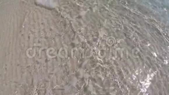 水晶清水和白沙的4k慢速运动视频的预览图