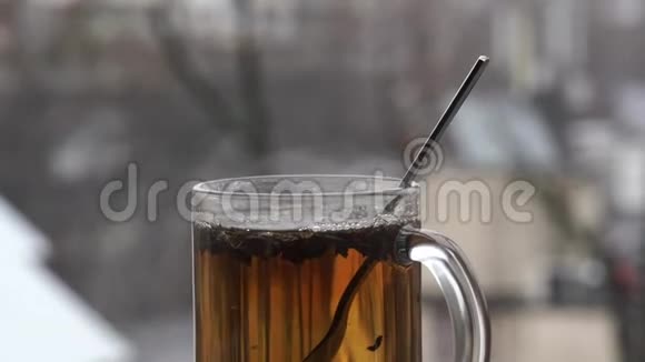 夏日雪景背景下的热茶杯视频的预览图