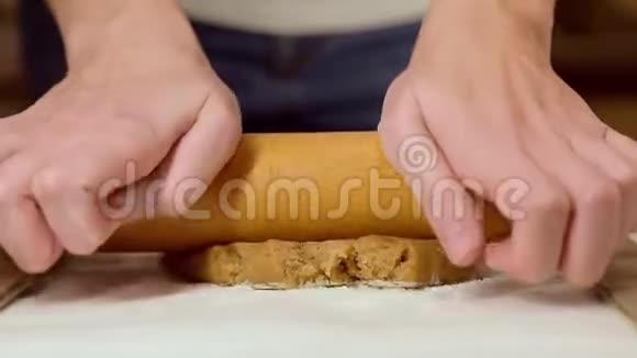 女人用擀面杖揉面团做姜饼特写视频的预览图