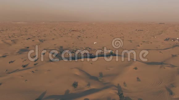 阿联酋迪拜附近沙漠旅游营地的鸟瞰图视频的预览图