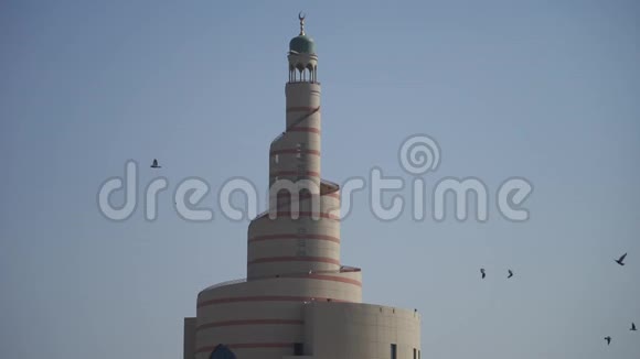 多哈卡塔尔2020年1月多哈伊斯兰清真寺在多哈卡塔尔中东有许多飞鸽视频的预览图