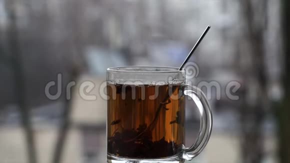 夏日雪景背景下的热茶杯慢动作视频的预览图